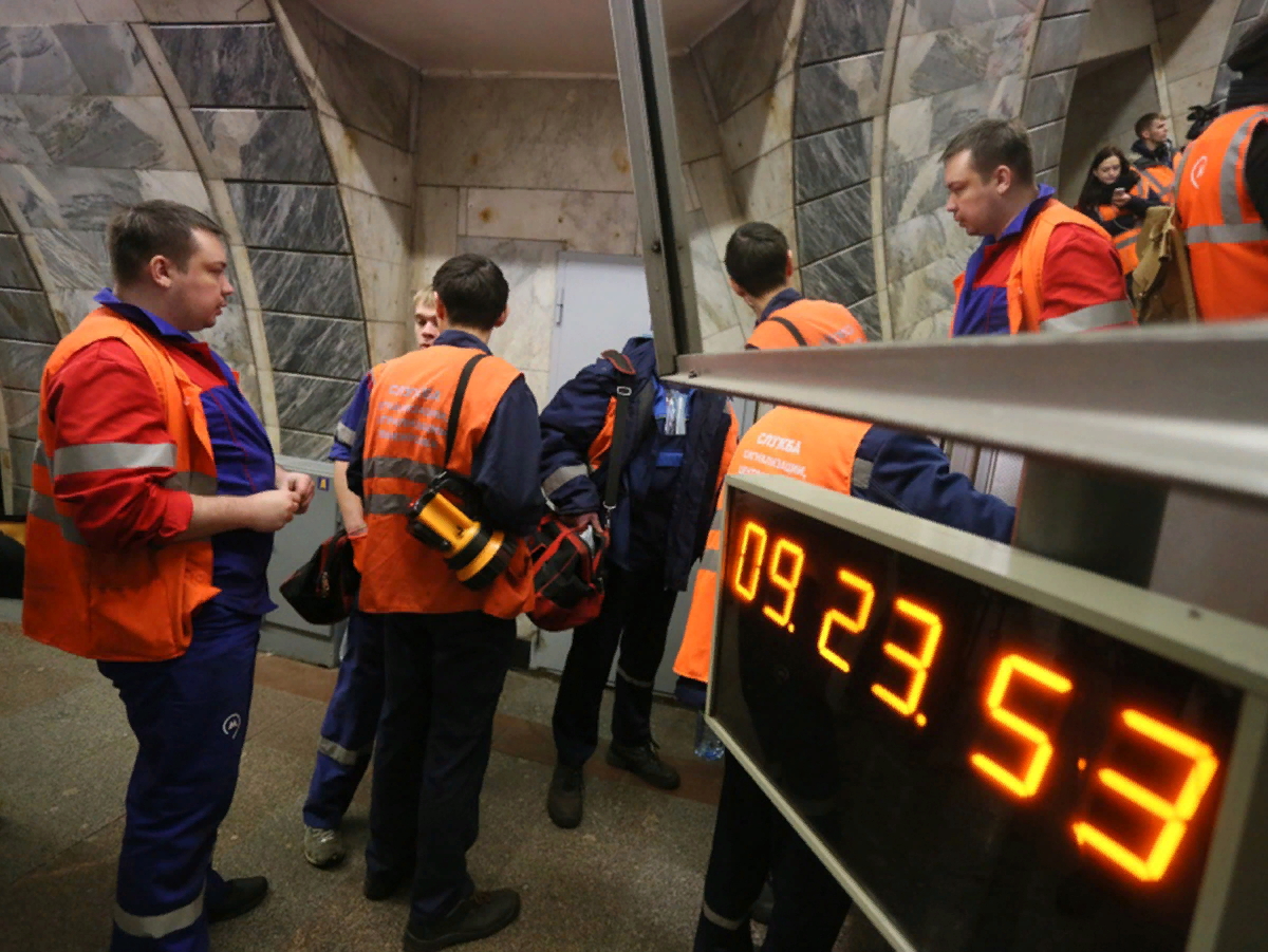 Сотрудники метро. Работники Московского метрополитена. Сотрудники метрополитена Москвы. Работник метро. Рабогтникиметрополитена.