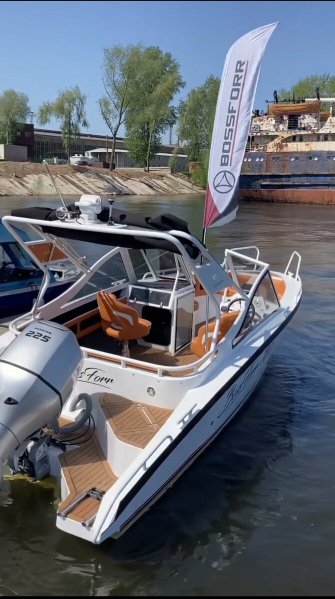 Скриншот из видео автора. Немного салона удалось запечатлеть. Снимать было не совсем удобно на узком выставочном понтоне, приходилось быстро двигаться.