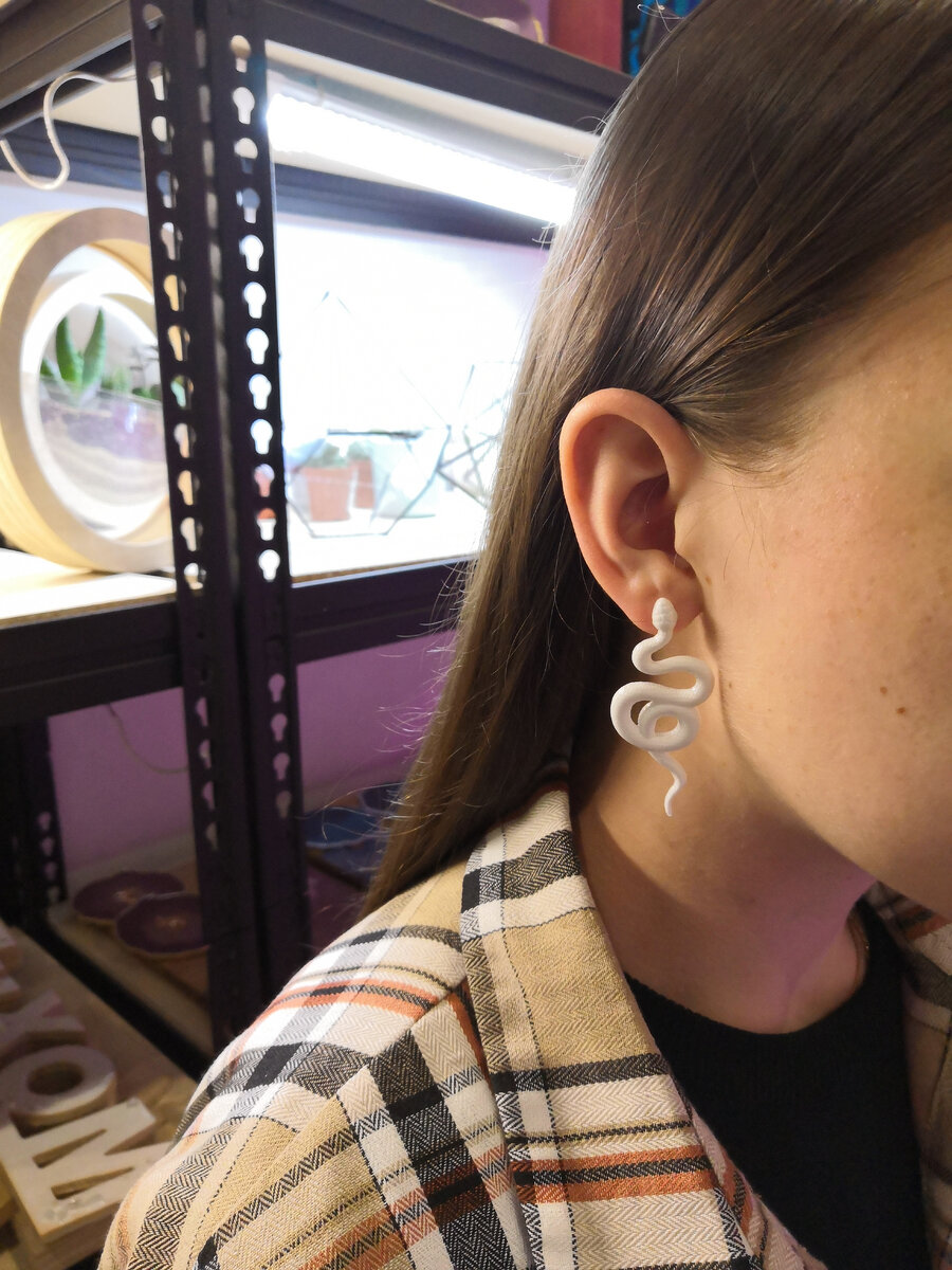 Сережки-змейки белого цвета из эпоксидной смолы