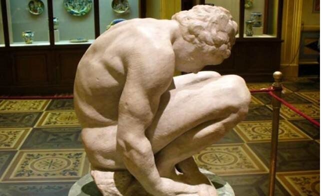 "Скорчившийся мальчик" Неоконченная работа Микеланджело.