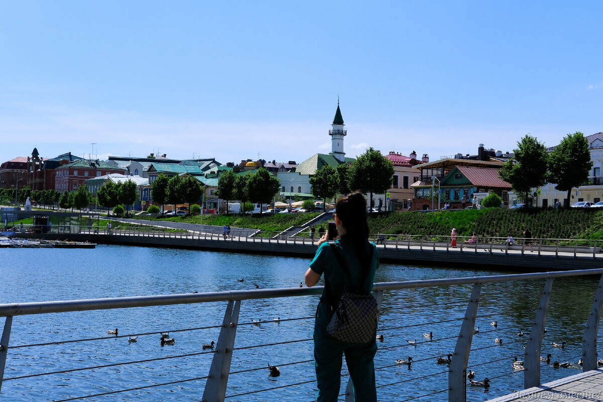 Вот уже видно мечеть и небольшие домики.