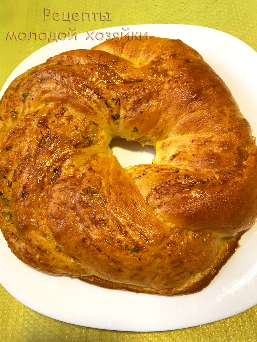 Чесночный венок с сыром и зеленью