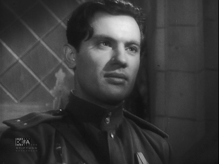 А потом Платонов повстречает своего друга детства Анатолия. Платонова играет актер Валериан Виноградов.