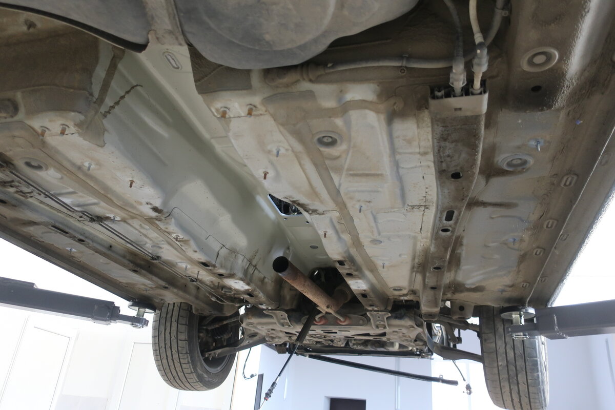 днище VW Golf 7 после снятия теплозащитных экранов