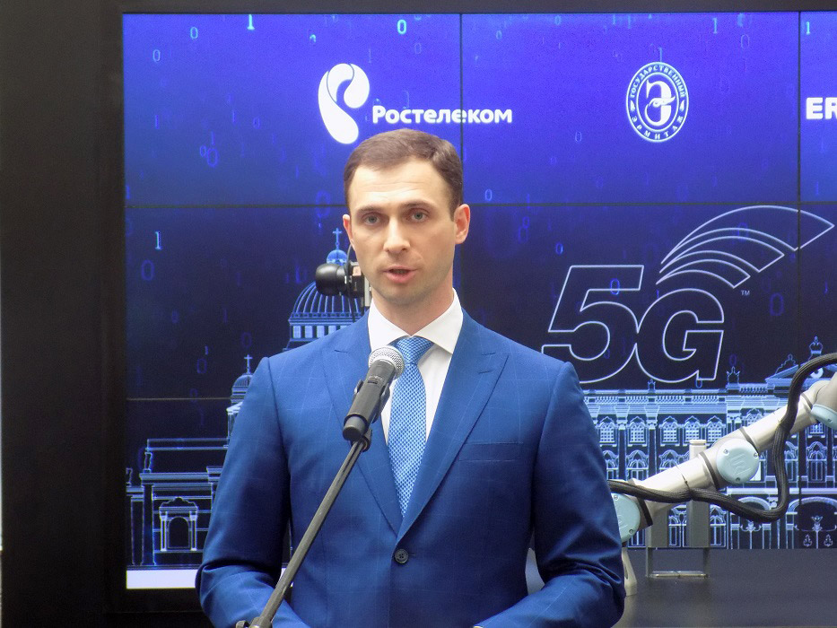 Очередной гениальный сынок высокопоставленного чиновника. В жизни, конечно же, добился всего сам.4