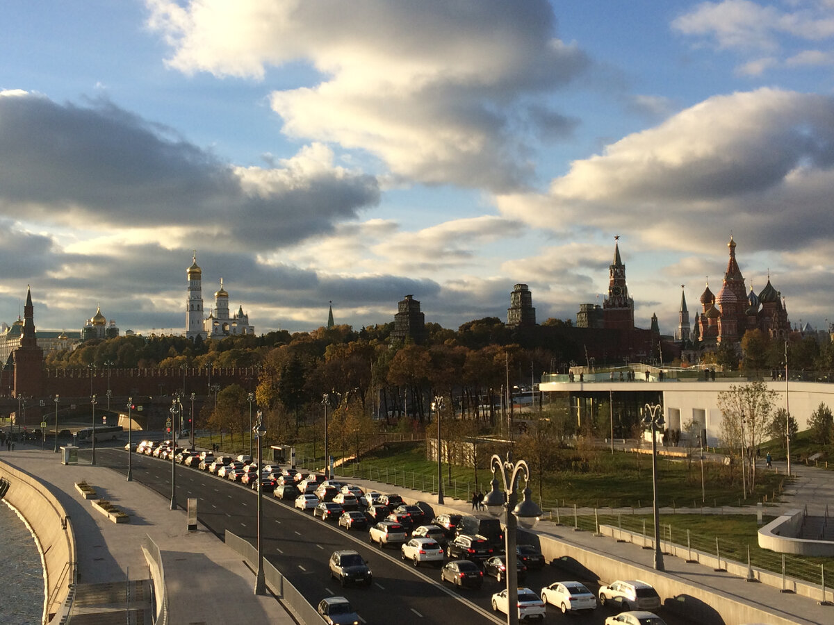 Лучший вид на Кремль открывается с моста в Зарядье