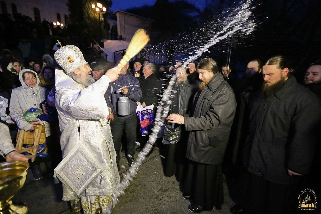 Вызвать батюшку освятить дом. Священник Окропляет Святой водой. Священник Окропление Святой водой в храме. Батюшка окропил Святой водой в церкви. Батюшка Окропляет Святой водой дом.