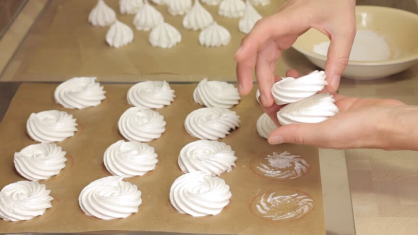 зефир на альбумине. стабилизация зефира. особенности рецепты зефира заварного для силиконовых молдов. как сделать зефирные цветы в домашних условиях. отсадка зефира красиво.