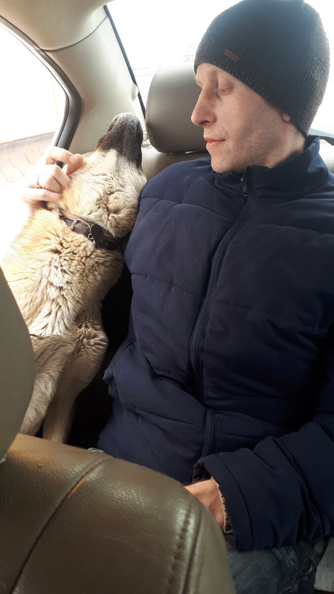 Алиса обнимается с Лёшей