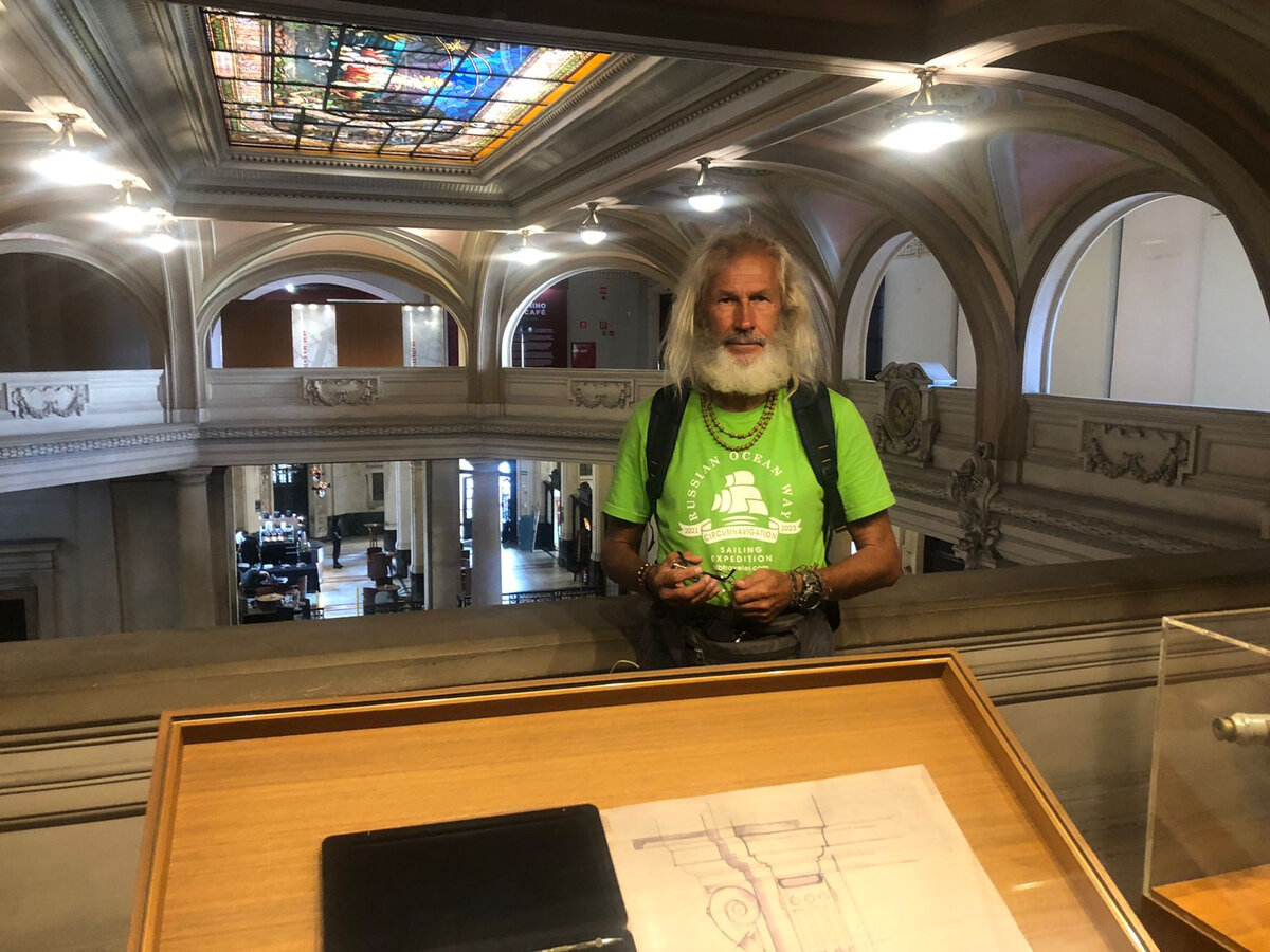 Евгений Ковалевский в музее кофе в Сантусе. Фото участников экспедиции.