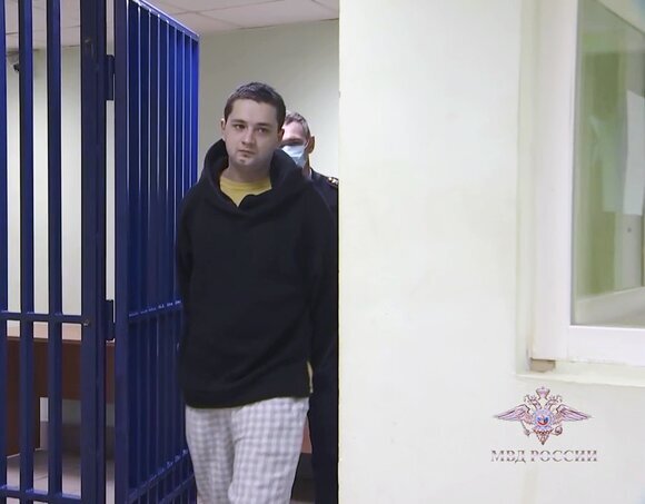 Москвич, сломавший баннер с бабушкой.  Источник: телеграм-канал "МВД МЕДИА"