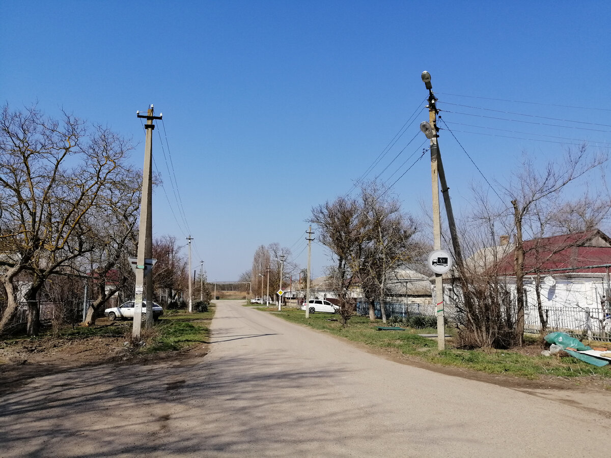 обратите внимание на забор слева и справа