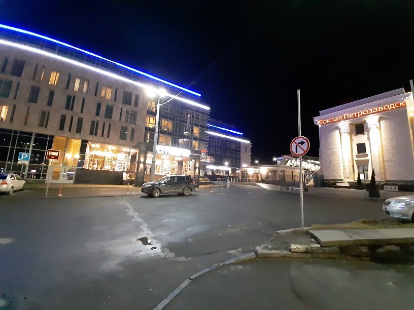 гостиница  слева 