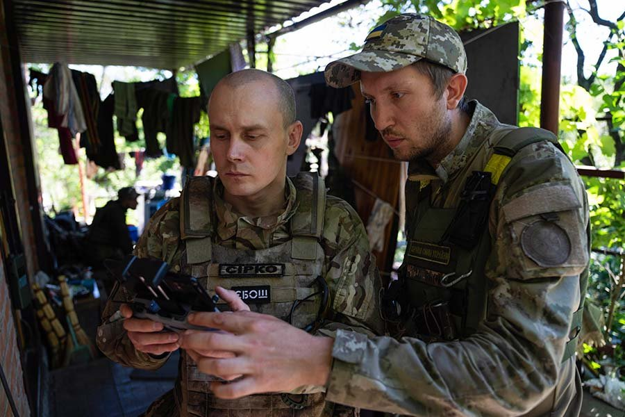 Украинские военные под Харьковом ведут корректировку огня артиллерии с помощью беспилотника - Фото: AP/TASS
