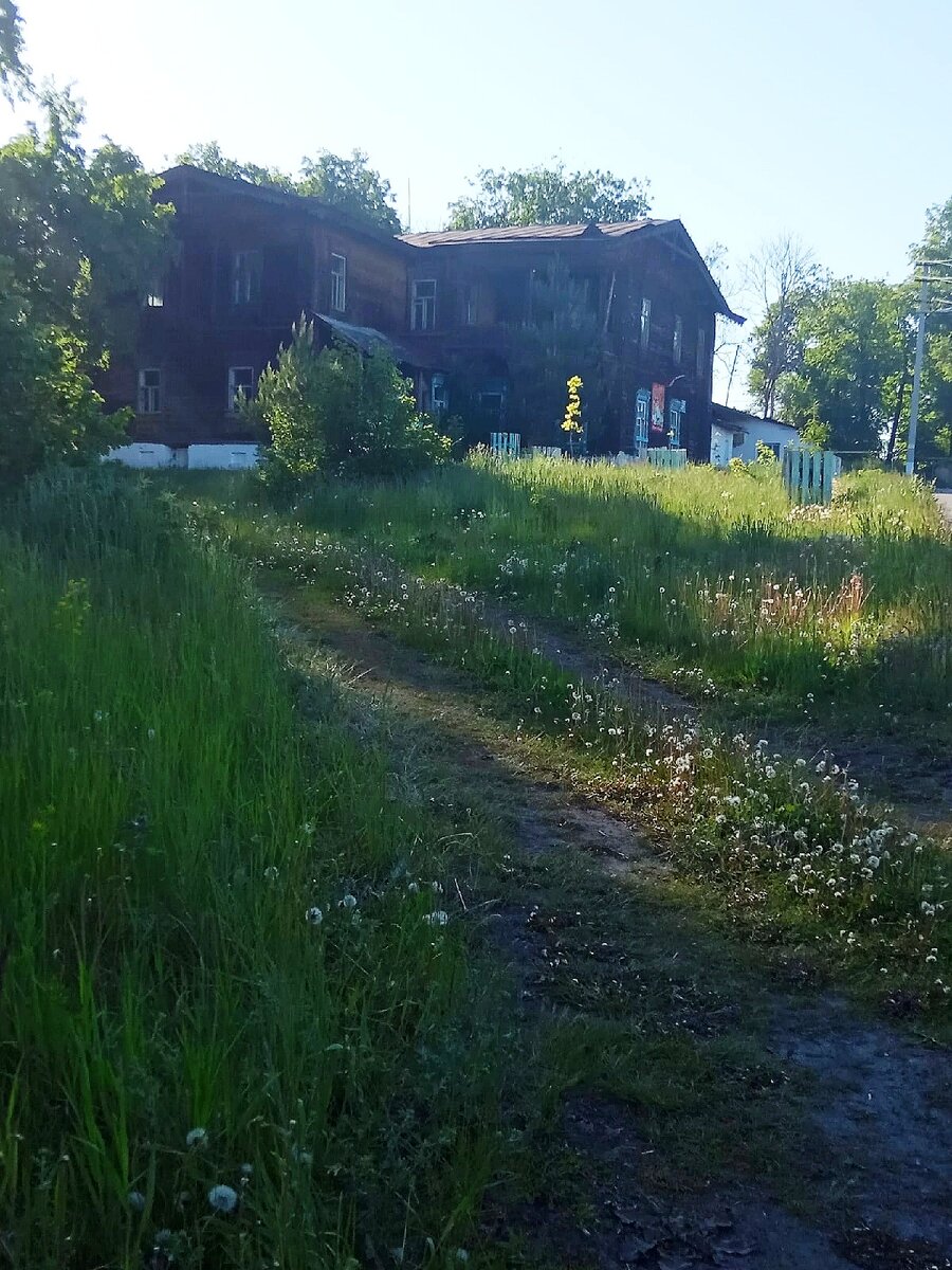 Это старое деревянное здание - бывшая больница. Сейчас она заброшена. Рядом в небольшом одноэтажном пристрое принимают те, кто остался 