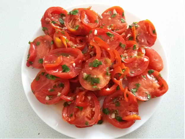 Суточные помидоры, фаршированные зеленью и чесноком | Recipe | Tomato, Food, Vegetables