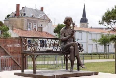 Памятная скульптура Марине Цветаевой во французском городе Сен-Жиль-Круа-де-Ви