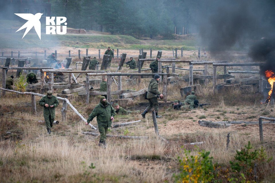     Полоса препятствий не всем дается легко. Но при нас никто не свалился с бревна, мостика или веревки. Юлия ПЫХАЛОВА