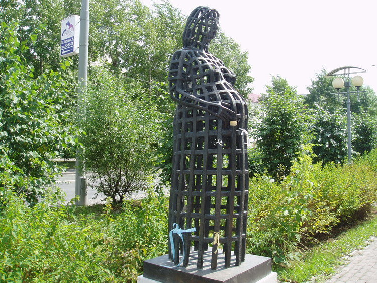 Памятник беременной женщине, Томск