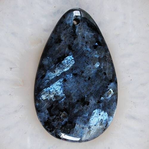 Ларвикит: фото из открытых источников