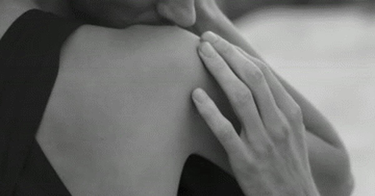 Мужчина целует женщину в плечо. Фото взято: https://pikabu.ru