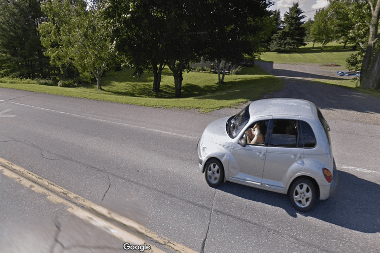     Пришельцы уже здесь: на вирусном снимке Google Street View замечен «инопланетянин» на заднем сиденье автомобиля