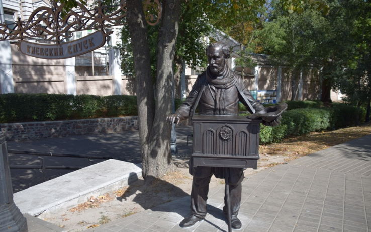 Скульптор В. Долгов, к сожалению, умер в 2019 году.