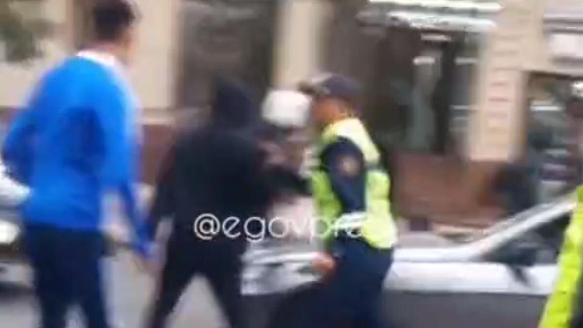    Полицейские останавливают парней:t.me/egovpress