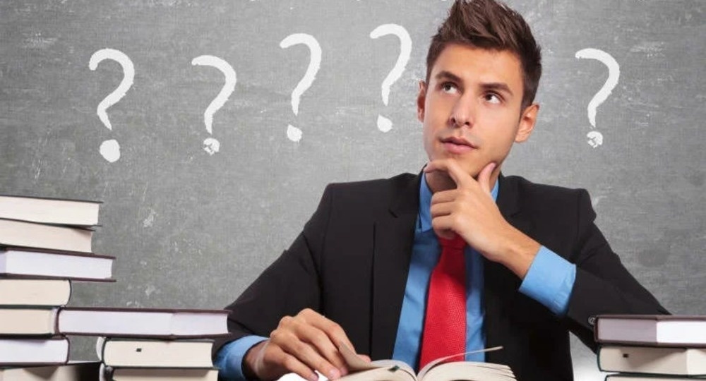 Школьник в раздумьях. Фото взято на сайте: yandex.ru