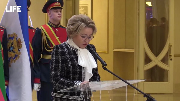 Спикер Совфеда Валентина Матвиенко на церемонии установки флагов новых российских регионов. Видео © LIFE