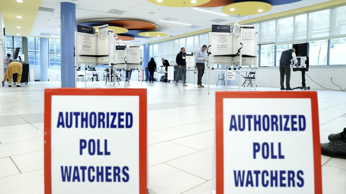    Избиратели во время голосования на выборах в Конгресс США в одном из избирательных участков в Вашингтоне© РИА Новости / Стрингер