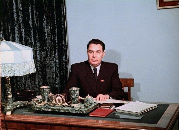Рабочий кабинет пока ещё первого секретаря ЦК КП Казахской ССР Леонида Брежнева, 1955 год. 