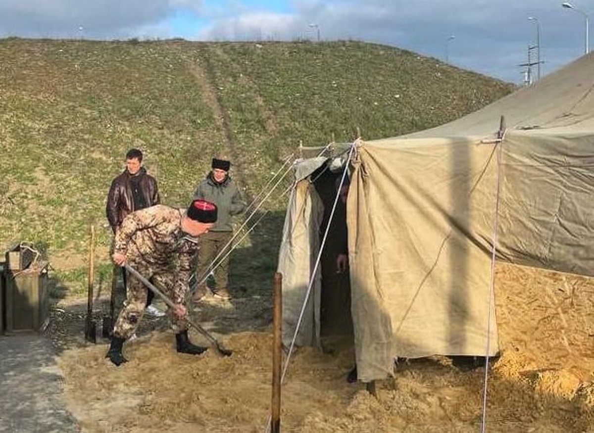    На Кубани казаки кормят обедами направляющихся в зону СВО военнослужащих
