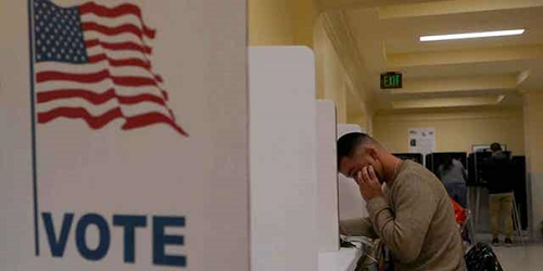 Мужчина заполняет свой промежуточный бюллетень 8 ноября 2022 года. (Фото AP / Джефф Чиу)