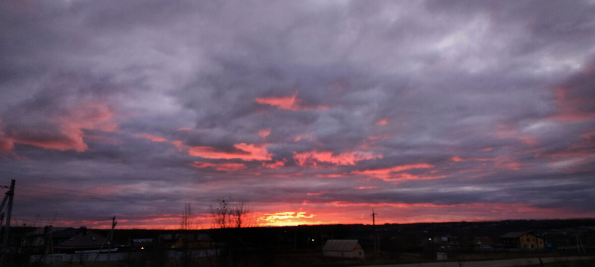 Солнце уже скрылось за горизонтом, но появился на какое-то время огромный диск-мираж нашего светила.