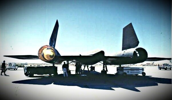 Запуск двигателя Pratt & Whitney J58  самолета-разведчика Lockheed SR-71 Blackbird