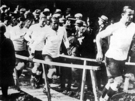     ЧМ-1930: Сборная Уругвая выходит на финал против Аргентины. Фото: Schirner Sportfoto Archiv/globallookpress.com