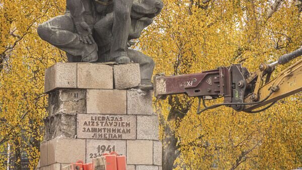   © Public domain / Liepāja fotogrāfijās / Tiek demontēts padomju laika monuments