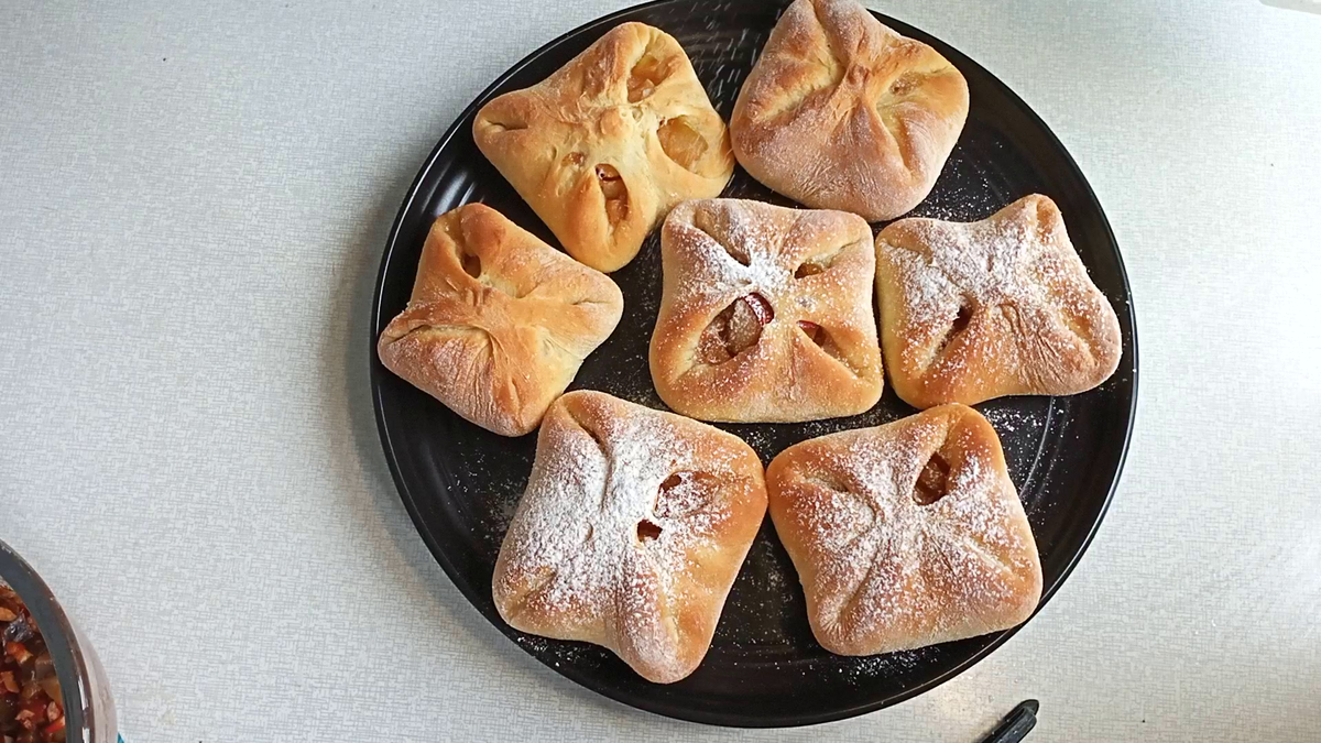 Булочки с яблоками из быстрого теста