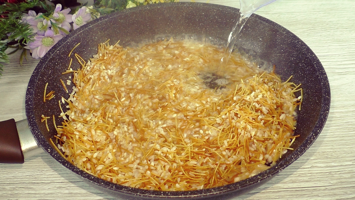 Вермишель на гарнир готовлю только с рисом в одной сковороде, вкусно ...