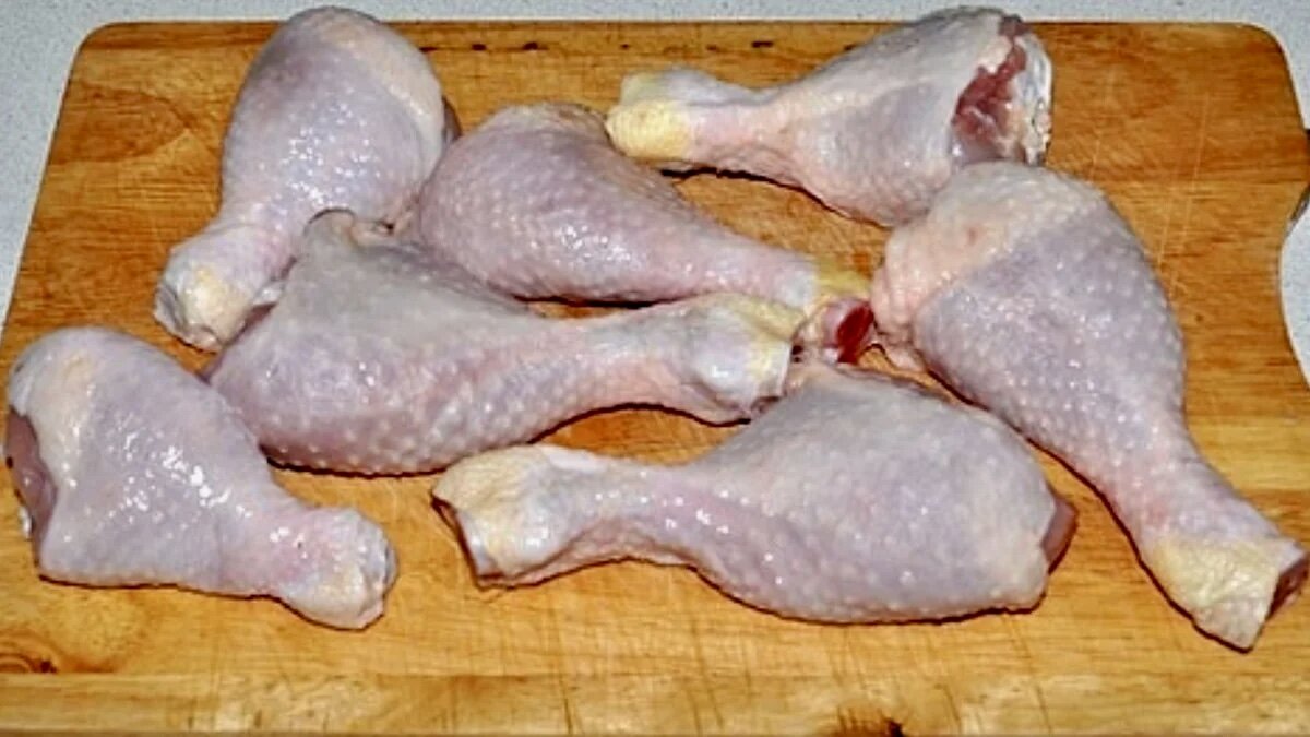 Кости в куриных ножках. Голень куриная сырая. Куриная нога в салафане. Лебедь из куриной голени.