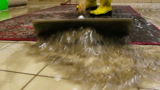 Густо-коричневая жидкость волнами выходит с ковра! Сочный процесс ...