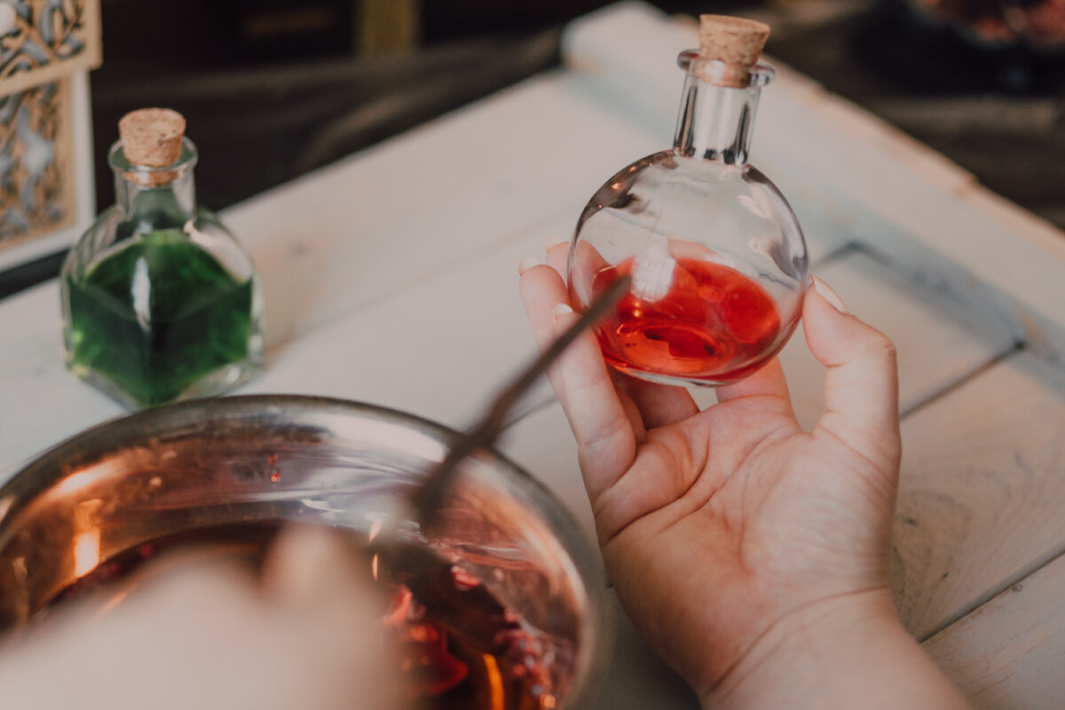 Ох уж эти бесконечные попытки найти эликсир вечной молодости и красоты. Алхимики в своё время голову сломали, чтобы его найти. Кстати, слово эликсир с арабского так и переводится - философский камень (C) RODNAE Productions