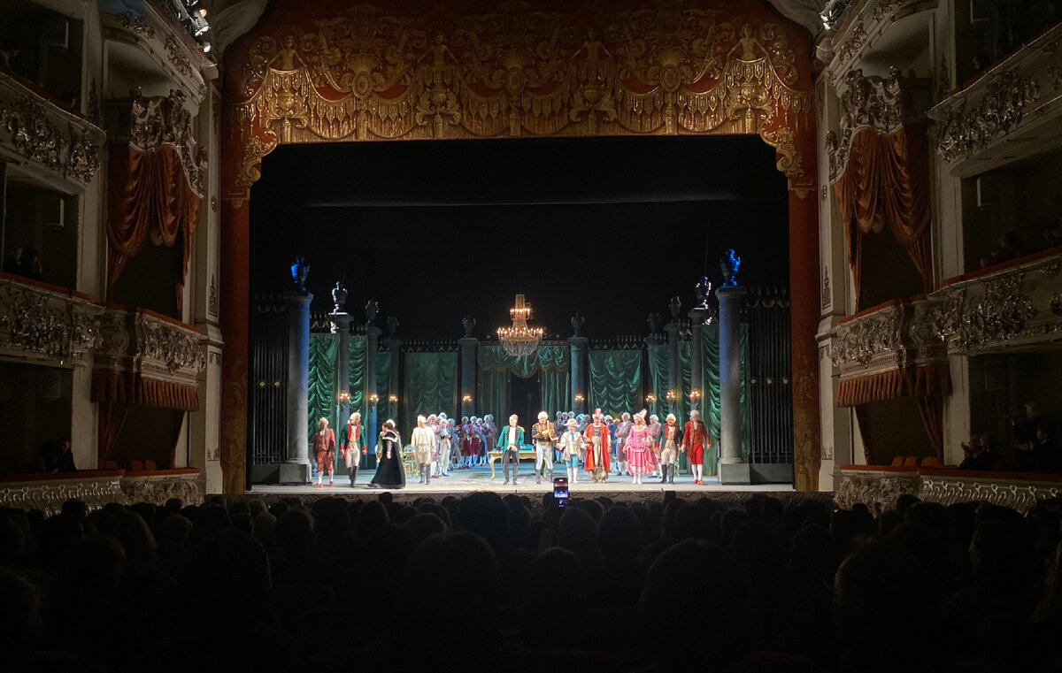 Действие на сцене