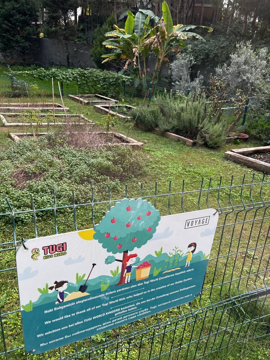 На табличке написано, что отель благодарит детей, которые создали сад!