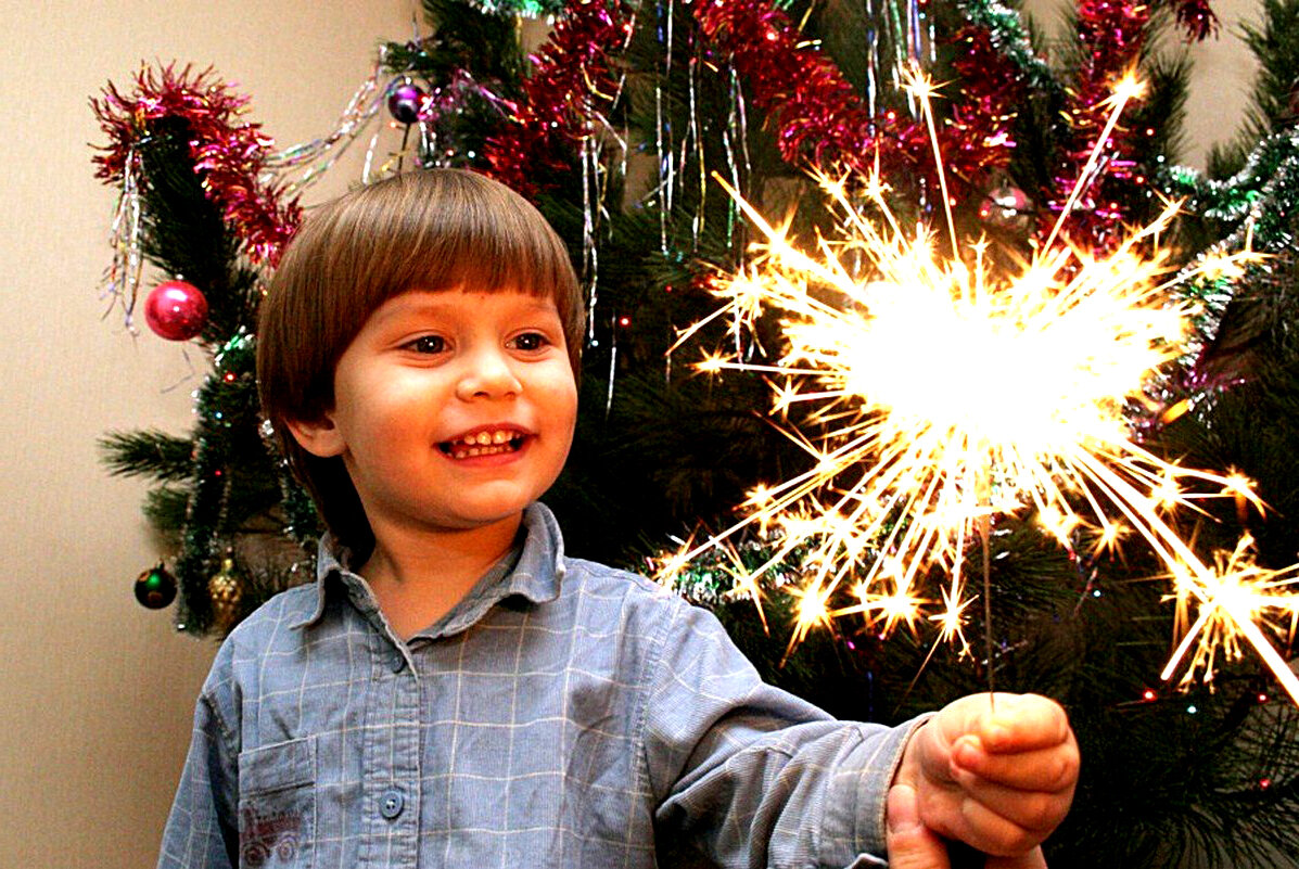 2017 год детей. Бенгальские огни. Новогодняя елка для детей. Новогодний праздник. Салют для детей.