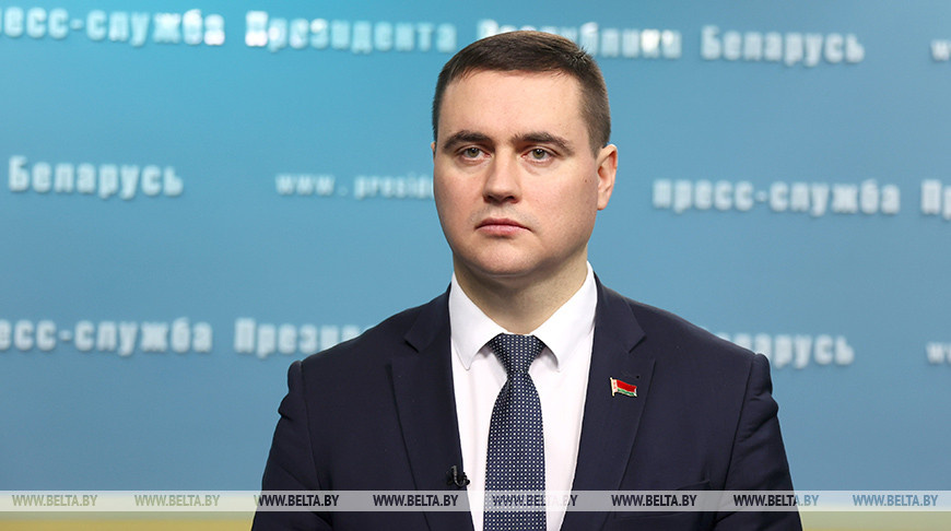  Андрей Иванец"Уверен, и обсуждение это показало, что эту форму нужно расширять. В этом году предлагается проведение университетских олимпиад в региональных вузах (их победители получат право на зачисление без испытаний. - Прим. БЕЛТА). Это позволит закрепить и оставить талантливую молодежь в регионах и подготовить соответствующие кадры", - сказал министр.Министр образования рассказал о сроках проведения вступительной кампании 2023 годаА выпускники Национального детского технопарка, которые проходят многостадийный отбор, чтобы туда попасть, смогут пойти учиться в вуз по соответствующему профилю на основании рекомендации наблюдательного совета парка.Есть изменения и для выпускников, которые идут в вузы по целевому набору. По новым правилам для тех абитуриентов, которые будут поступать на целевую форму подготовки в вузы, предусмотрена сдача внутреннего экзамена в устной форме. "Таким образом мы сможем увидеть будущих медиков (планируем порядка 50% медиков принять на целевую форму подготовки), педагогов (порядка 20-25%), специалистов, которые будут уходить в сельское хозяйство", - подчеркнул Андрей Иванец. По его словам, до настоящего времени по итогам собеседования принимали выпускников педагогических, аграрных, физкультурных классов. Их было принято около 1 тыс. человек в 2022-м. "В эту приемную кампанию (предстоящую кампанию 2023 года. - Прим. БЕЛТА) мы сможем увидеть порядка 14 тыс. абитуриентов, что составляет примерно половину бюджетных мест наших вузов", - обратил внимание министр.Централизованный экзамен - по каким предметам и когда сдавать?Один из самых важных аспектов проведения вступительной кампании - это экзамены после 11-го класса - в какой форме их проводить и по каким предметам."Широкое обсуждение со всеми заинтересованными, которое было проведено по вашему поручению, показало, что все участники образовательного процесса: учащиеся, учителя, родители - поддерживают введение централизованного экзамена как формы выпускной аттестации из общеобразовательных школ. Более глубокое, детальное изучение вопроса показало, что сдавать целесообразно русский или белорусский язык - обязательный предмет, а второй предмет - по выбору. И это будет справедливо", - заявил Андрей Иванец.Выпускники 11-х классов будут сдавать два обязательных централизованных экзаменаМинистерство образования проводило выборочные ЦЭ в ряде регионов, в них приняли участие 2,5 тыс. учащихся. Порядка 30% из них выбрали математику, по 15-16% - английский язык и биологию, по 10-11% - историю Беларуси и обществоведение. В связи с этим принято решение предоставить учащимся выбор того предмета, который они хотят сдавать за курс школы.После окончания 11 классов выпускники будут сдавать два централизованных экзамена: один, обязательный, - по русскому или белорусскому языку, второй - по выбору из числа предметов, по которым в настоящее время предусмотрено ЦТ.К слову, проходить экзамены будут в форме тестирования и вне зданий школы. Будут определены пункты для их проведения. Подготовкой заданий и проверкой работ будет заниматься Республиканский институт контроля знаний.Кому понадобится характеристика из школы?Важной новацией вступительной кампании 2023 года министр назвал введение характеристики учащегося, которая по установленной форме будет выдаваться учреждением образования - школой или колледжем. Она включена в перечень документов для поступления. Характеристика, по словам министра, будет отражать "не только и не столько успеваемость, а личностные качества молодого человека, участие в работе общественных объединений (пионерии, БРСМ), в акциях патриотической направленности". "Это будет мотивировать как самих учащихся, так и преподавателей, - считает Андрей Иванец. - Выдача данной характеристики именно школой является справедливой. Потому что кто, как не школа, 11 лет видит будущего выпускника?!"📷
В какие сроки пройдет вступительная кампания?Что касается сроков проведения вступительной кампании, то начнется она в феврале-марте 2023 года, когда пройдут университетские и республиканские этапы предметных олимпиад, победители которых в результате получат право на зачисление в вузы без испытаний. Соответственно, в этот временной период будет проведено их зачисление в вузы.Далее с 14 по 21 мая, до окончания учебного года, пройдут централизованные экзамены. До 12 июня - зачисление на целевую форму подготовки. "Почему это так важно? Прошлая вступительная кампания показала: когда одновременно идет прием документов на целевую форму подготовки и на бюджетные места… Если молодой человек видел, что у него достаточное количество баллов для поступления на бюджет, он мог забрать документы с целевой формы подготовки и перейти на обычное обучение", - пояснил министр. С учетом предложенных сроков проведения вступительной кампании выбор целевой формы подготовки будет более осознанным.Необязательный экзамен в форме централизованного тестирования, который нужен выпускникам для поступления в профильный вуз, можно будет сдать после 12 июня. Далее зачисление в вузы пройдет в те же сроки, что и в прошлом году.Где узнать обо всех новшествах вступительной кампании?По словам министра, предполагается, что с учетом доработки соответствующих норм, дискуссий, состоявшихся неоднократно на уровне главы государства, общественных обсуждений будут внесены дополнения и изменения в действующие правила приема в вузы и учреждения среднего специального образования, утвержденные указом в январе 2022 года. Опубликовать документ для всеобщего ознакомления планируется до конца 2022 года.Иванец: обновленные правила вступительной кампании появятся до конца 2022 года"Учитывая те изменения, которые вносятся, было дано поручение (Президента. - Прим. БЕЛТА) опубликовать в полном объеме указ. Чтобы не было никакой путаницы, чтобы и родители, и учащиеся, и руководители университетов полностью понимали - от начала до конца - всю приемную кампанию, все правила, будет опубликован в полном объеме, со всеми изменениями и дополнениями указ Президента о правилах приема в учреждения высшего образования", - дополнил Андрей Иванец.На вопрос о сроках, когда это должно произойти, он ответил: "Полагаем, что в самое ближайшее время, буквально в течение декабря, он будет внесен на рассмотрение и на подпись главы государства, и, полагаем, что новый год мы уже встретим с опубликованными новыми правилами приема".-0-