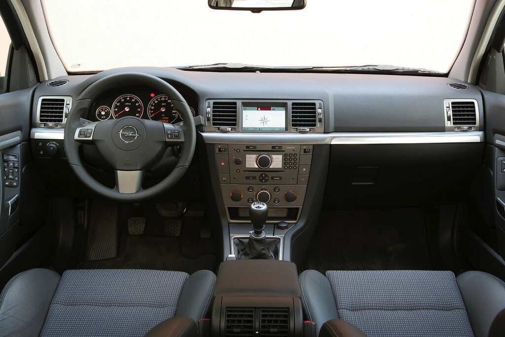 Салон имеет неплохие материалы отделки и привлекательную архитектуру.