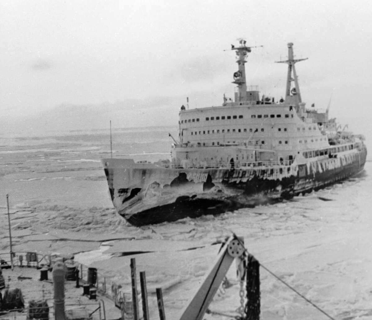    5 декабря 1957 года первый в мире атомный ледокол «Ленин» был спущен на воду. Он находился в эксплуатации до 1989 года. Ледокол прошёл 654 400 морских миль и осуществил проводку 3741 судна. В наши дни он признан объектом культурного наследия и находится в Мурманске. На его на борту работает музей / РИА Новости
