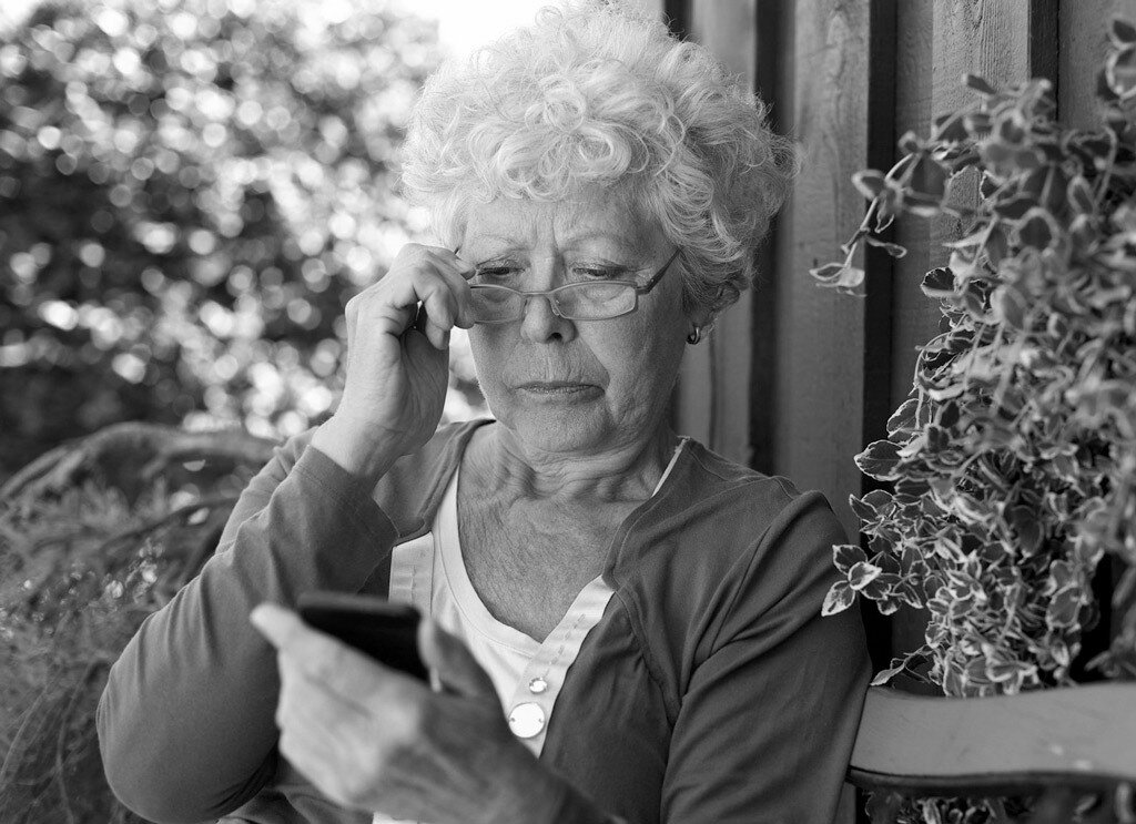 Деревенская бабушка. Мама села. Фразы про домохозяек. Мать с ребенком в автобусе. Мама села.